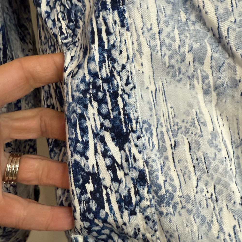 Chicos Women's Blue and White abstract zip up lightweight jacket size large (2) - Picture 4 of 13